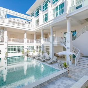 De Hug Hotel & Residence